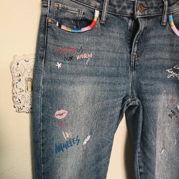 RARE Vintage Guess  Embroidered Graffiti Jeans, Y2K, Grunge,  28/26, Destroyed!! - Picture 2 of 13